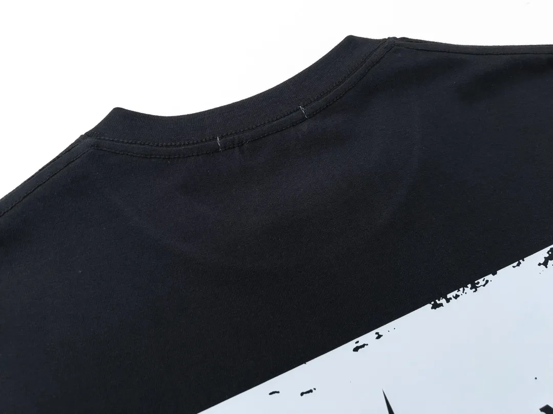 W612#P110💰 [Stone lsland/Stone Island summer new front and back printed short-sleeved T-shirt] ⚠️[Original creation, high control of details] Made of 260 grams of combed cotton, 32-count double yarn - Simple basic versatile style, original quality, the first choice for couples. - Made in a large factory, four needles and five threads on the shoulder, neat alignment, high quality workmanship. - Same style for men and women, very versatile, one piece for each hand, details are clearly visible. Color: black White Size: M L